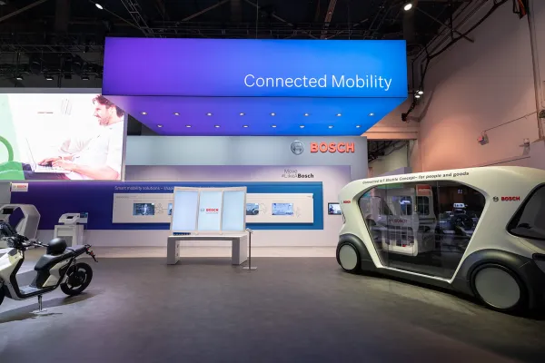 Besucher erleben Bosch-Technologien hautnah an Demo-Stationen und Fahrsimulatoren auf der CES.