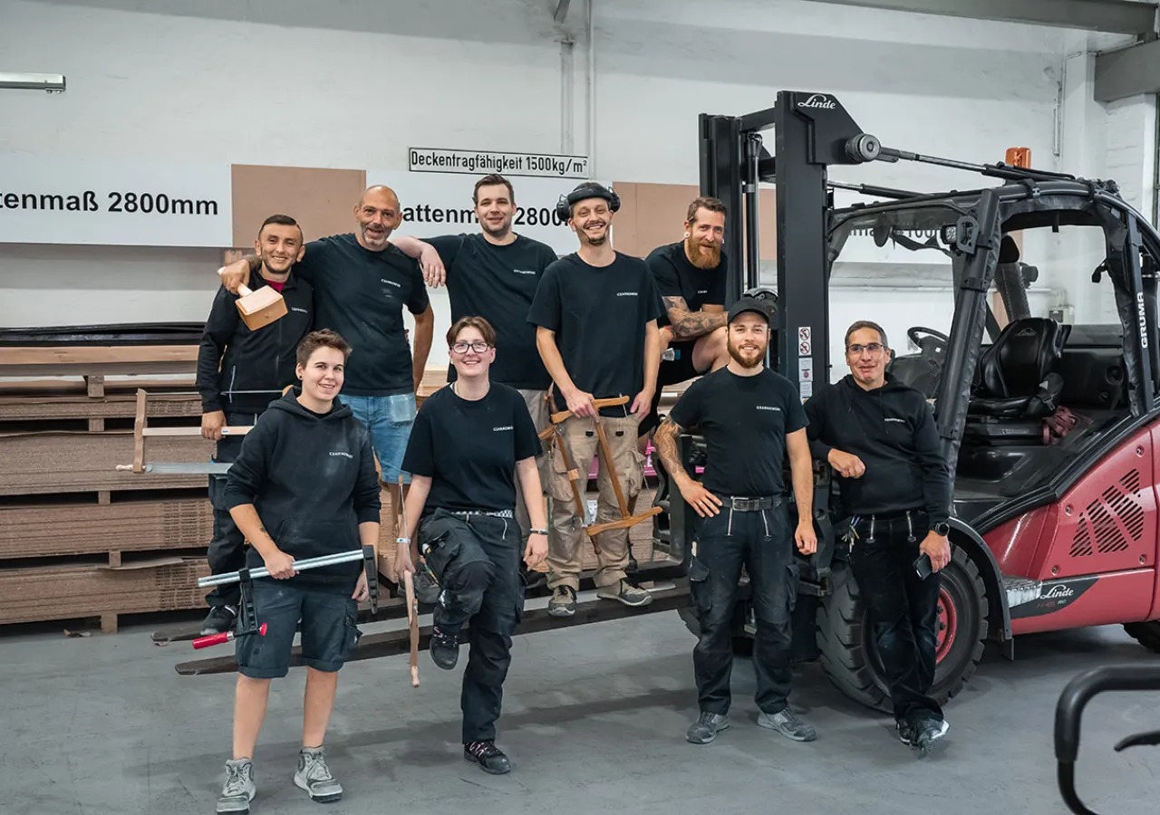 Czarnowski Hilden Fertigungshalle Team